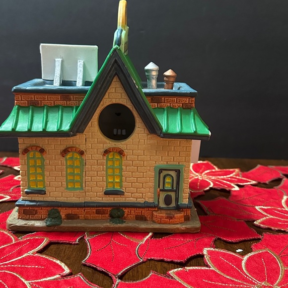 Lemax Patty's Donuts Building - Picture 6 of 12